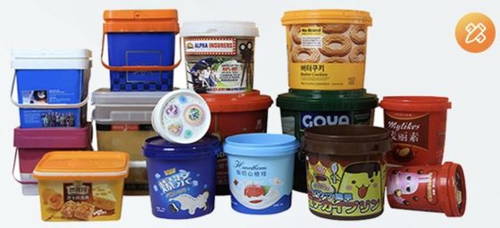 Các thùng nhựa màu trắng có thể xếp chồng lên nhau với nắp để lưu trữ thực phẩm